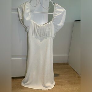 White short mini dress with sleeves and open back Altard state